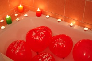 Ванна с шариками и свечами